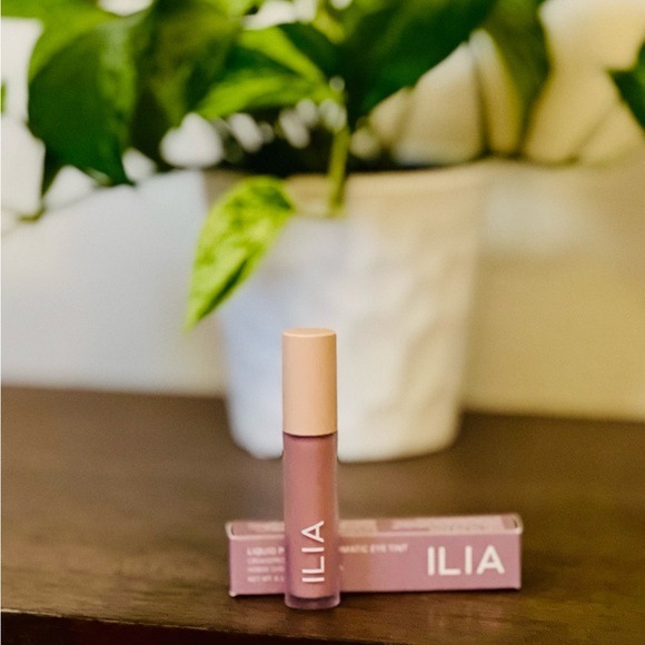 ILIA liquid powder chromatic eye tint in Aura - Picture 4 of 4
